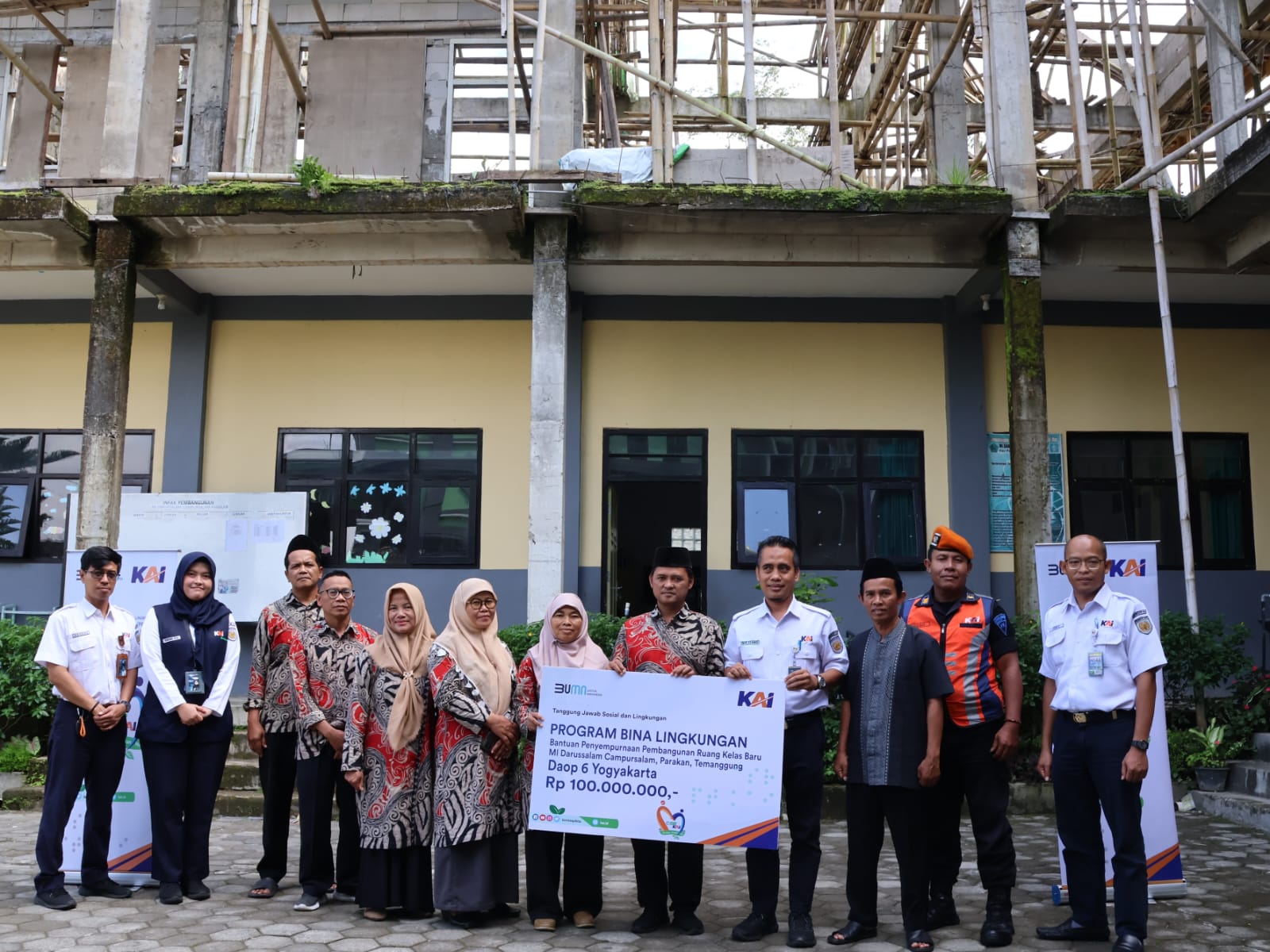Peduli Pendidikan Daerah Temanggung, KAI Daop 6 Yogyakarta Bagikan Bantuan TJSL