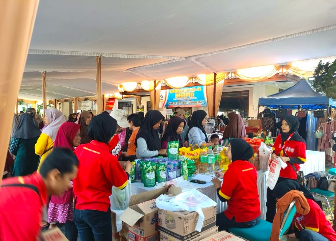 Sambut Lebaran, Alfamart dan Dindagkopukm Magelang Gelar Pasar Murah