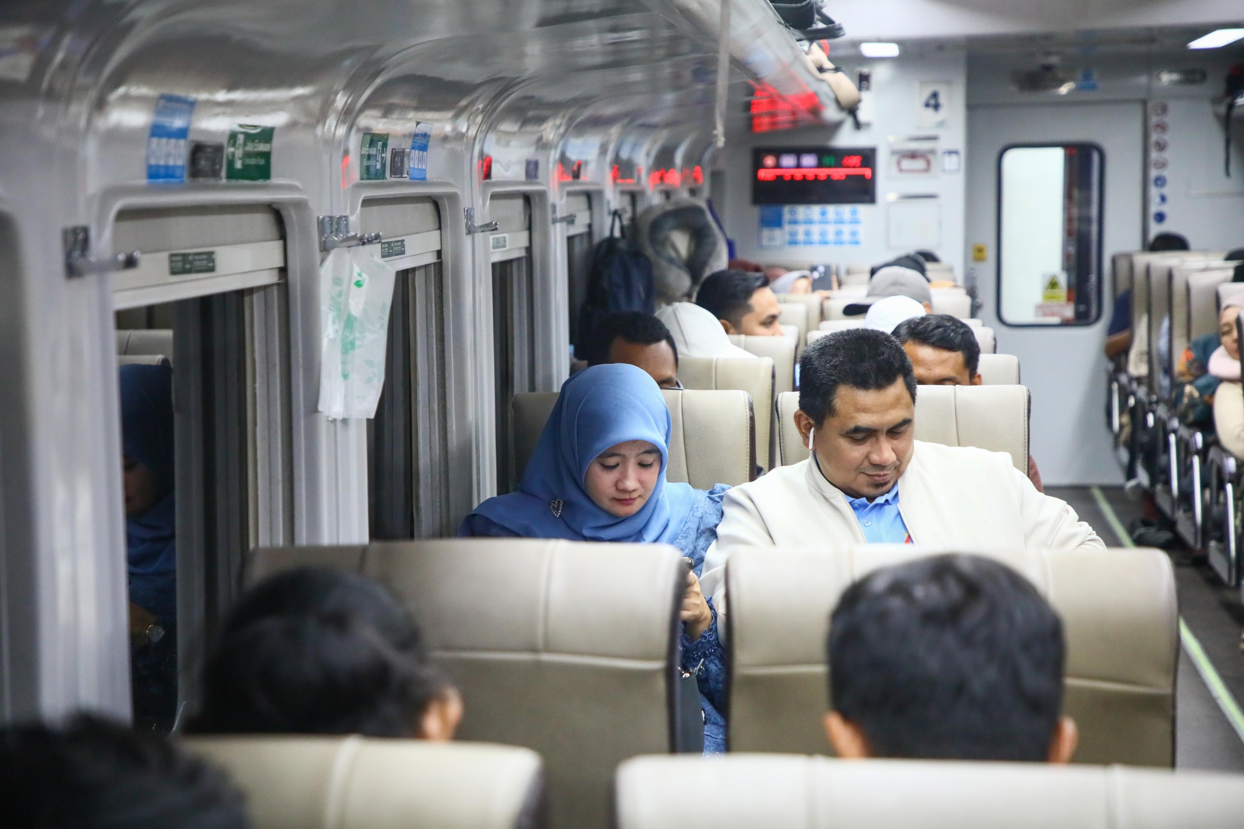 Wagub Jateng Membersamai Ratusan Pemudik dari Jakarta ke Semarang dengan Kereta Api