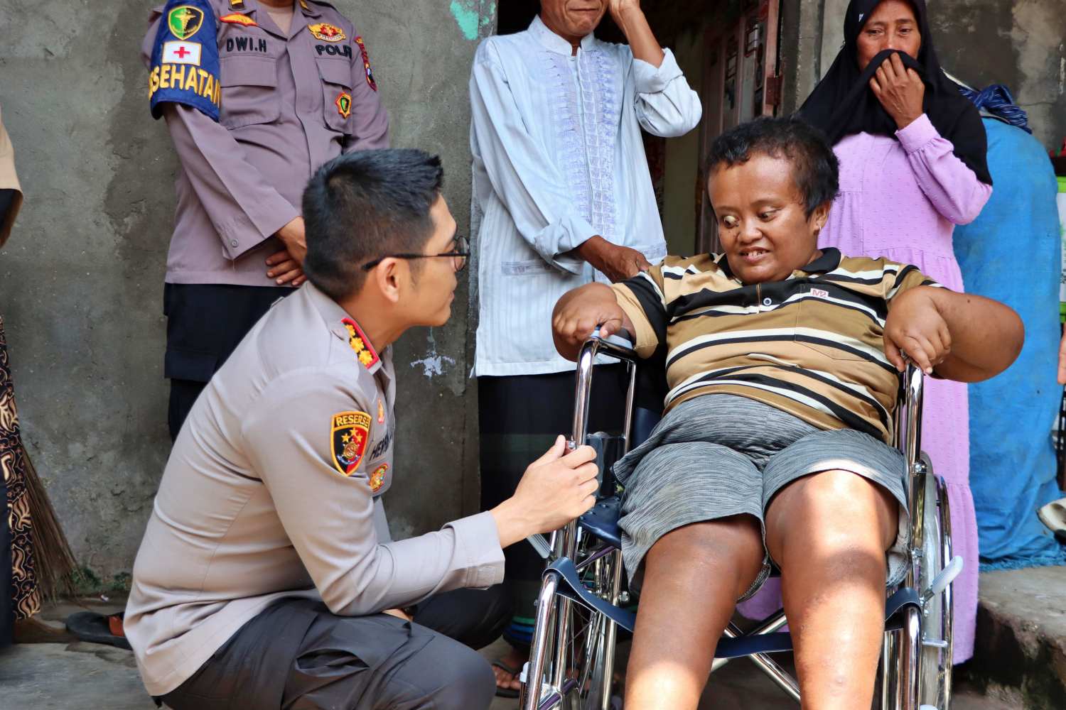 Kapolresta Magelang berikan kursi roda saat program Baksos Polresta Magelang