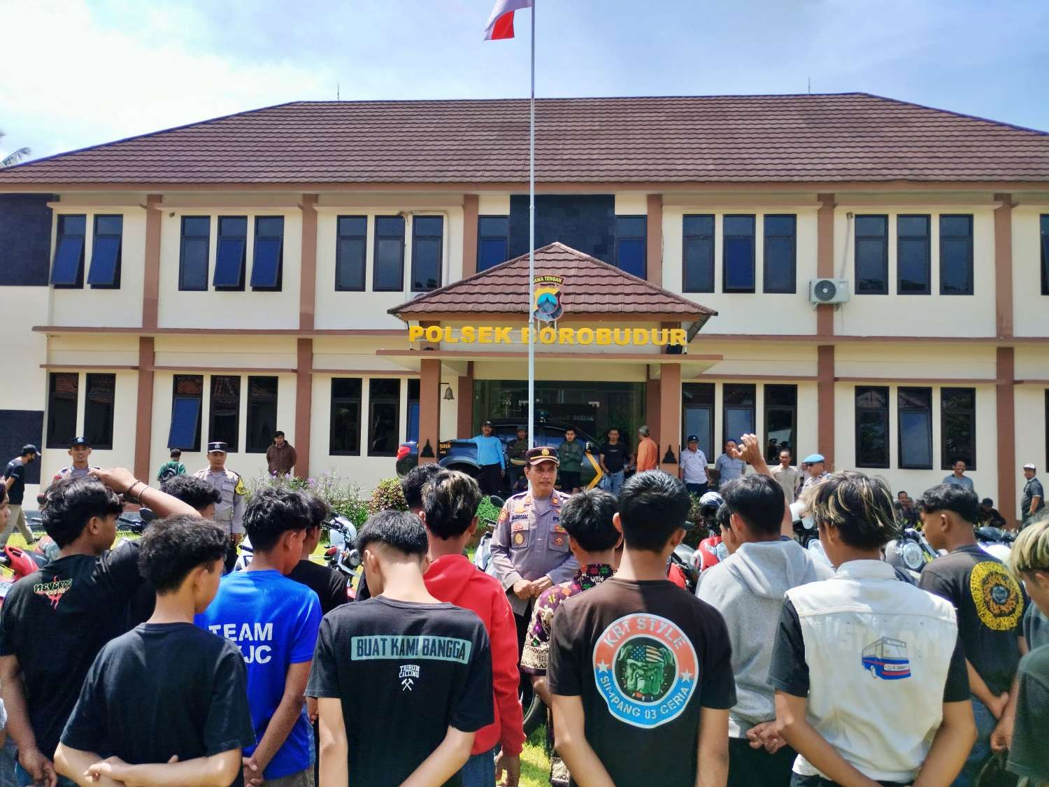 Kapolsek Borobudur saat memberikan pembinaan kepada puluhan remaja yang kedapatan Bukber sambil pesta miras