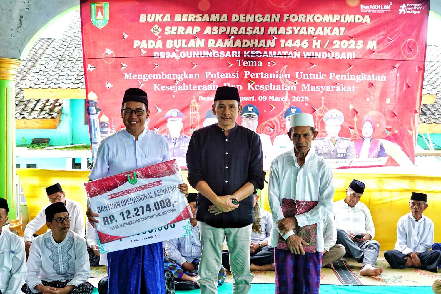 Ketua DPRD Kabupaten Magelang, Sakir saat melaksanakan kegiatan buka bersama dan serap aspirasi bersama warga masyarakat di Desa Gunungsari.