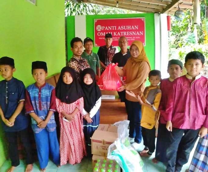 PWI Kabupaten Magelang serahkan bantuan sembako di Panti Asuhan_foto eko