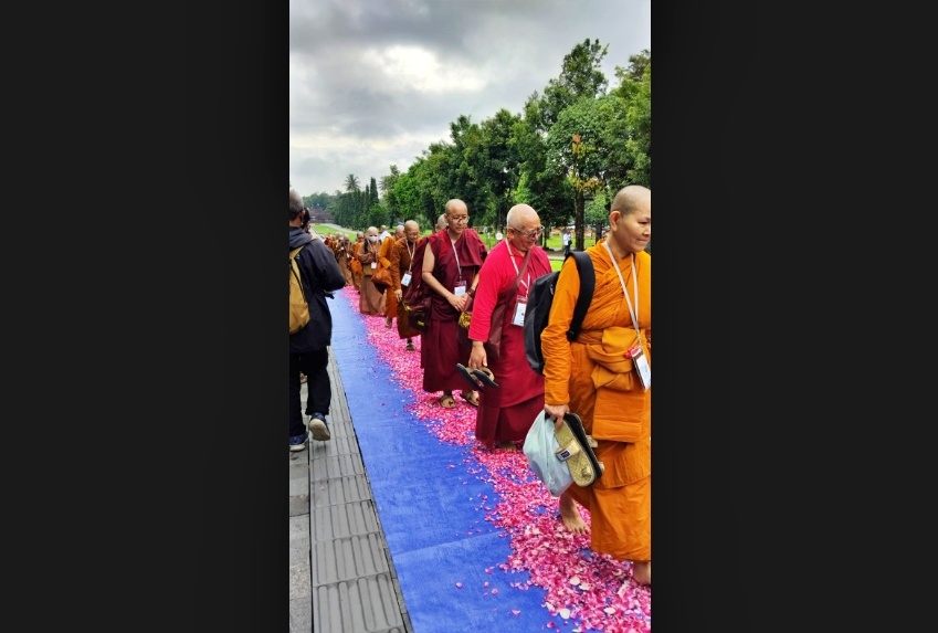 Para Bhikkhuni melintasi karpet bertabur bunga mawar jalan kaki menuju pelataran Candi Borobudur.