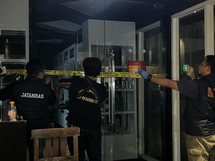 Pemasangan garis polisi di sebuah tempat karaoke di Semarang yang diduga sajikan penari telanjang