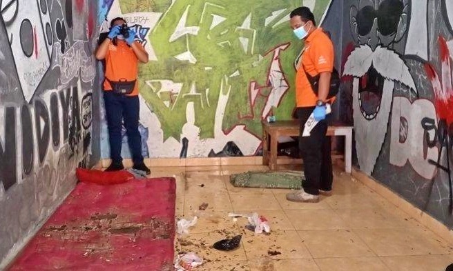 Petugas kepolisian olah TKP pesta miras oplosan di Bantul