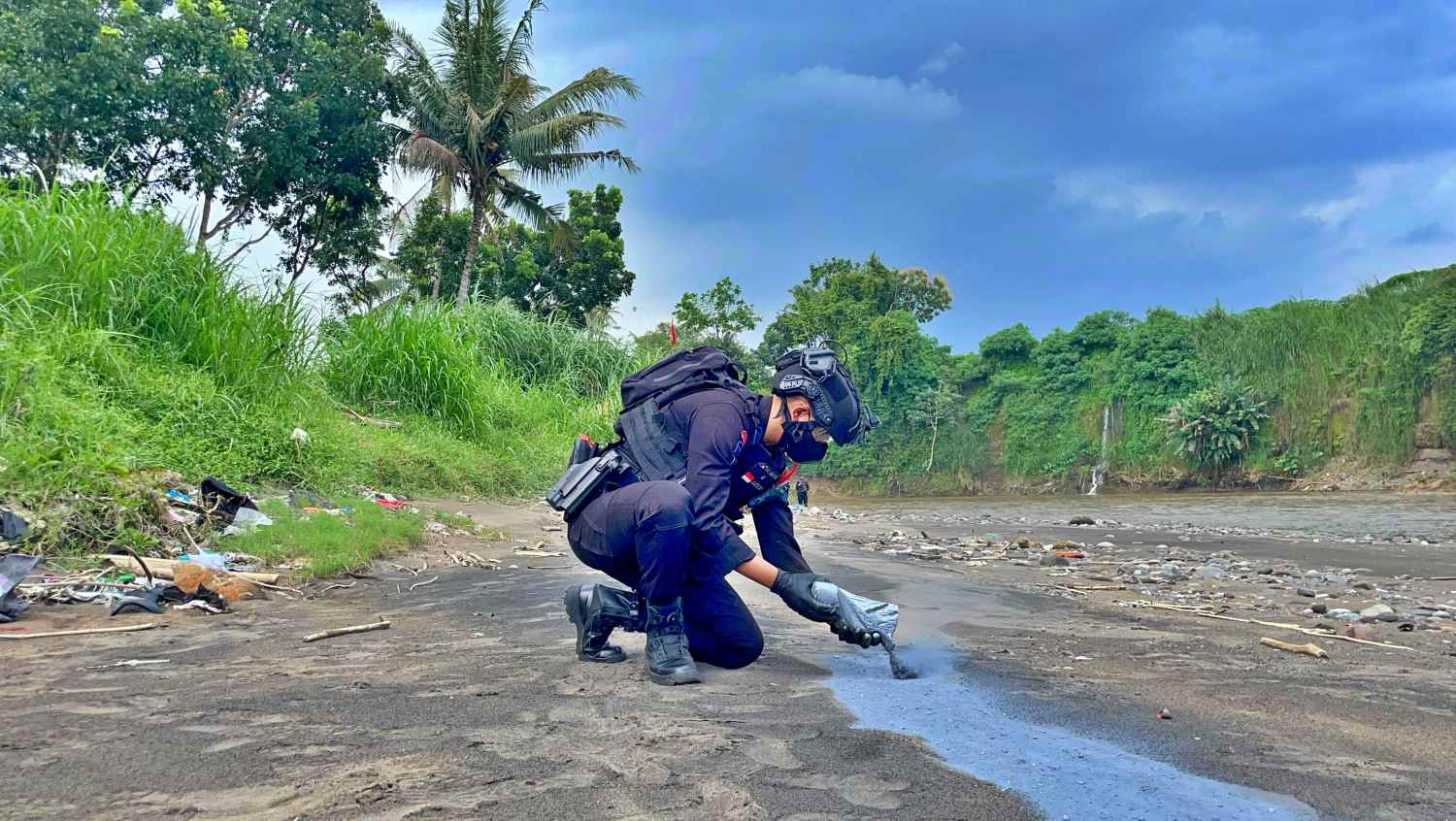 Polresta Magelang melalui Tim Gegana Sat Brimobda Polda Jateng saat memusnahkan obat petasan