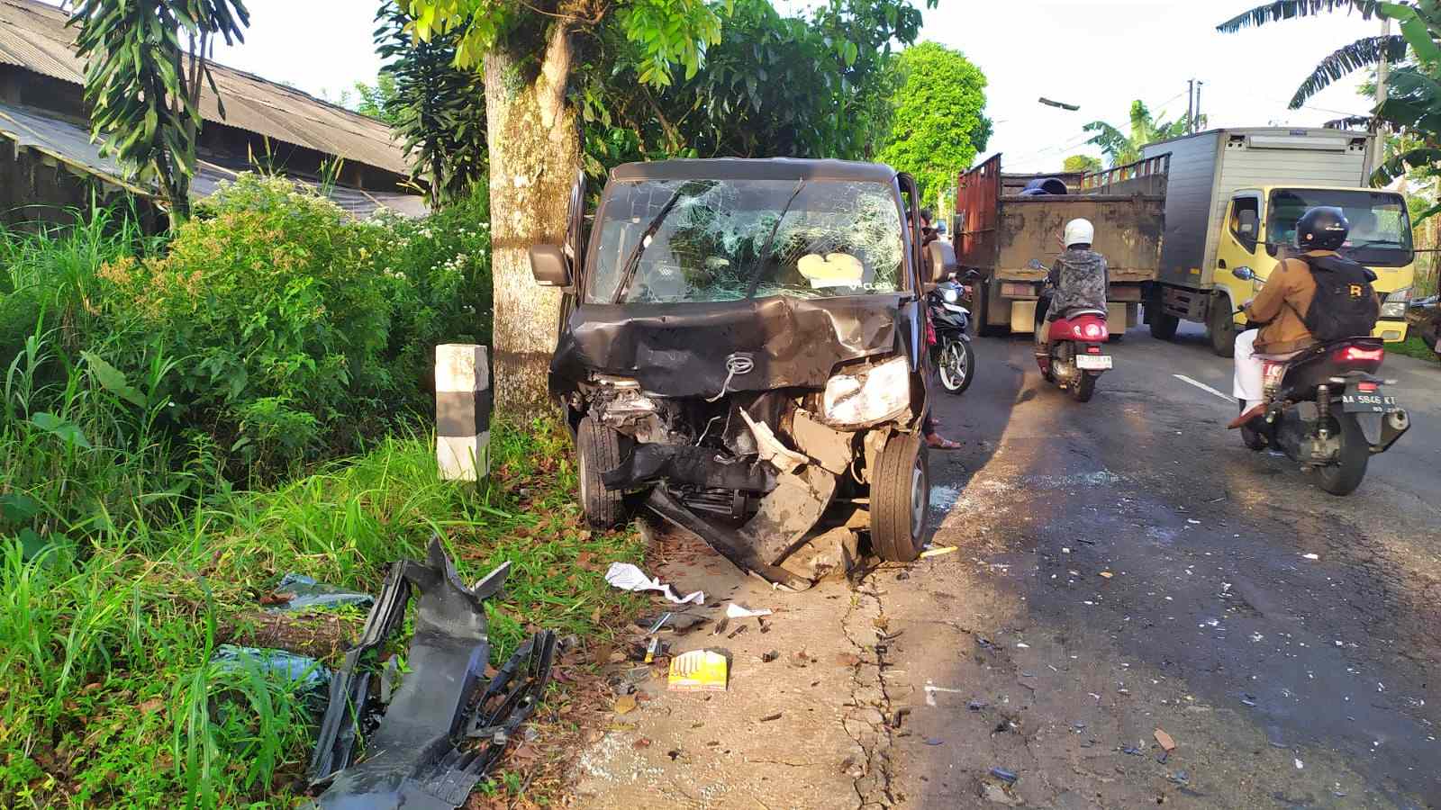 Salah satu mobil yang adu banteng di Pakis Magelang