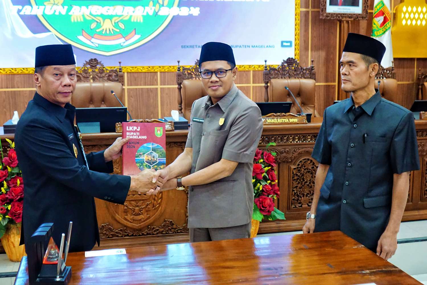 Wakil Bupati Magelang Sahid saat menyampaikan LKPJ Bupati Magelang Tahun 2024 pada sidang paripurna DPRD