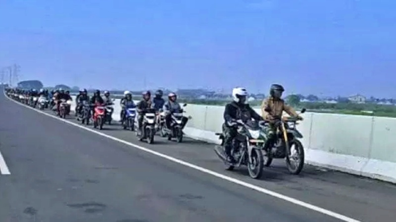 tangkapan layar video ratusan pemotor melintas di jalan tol di Bekasi