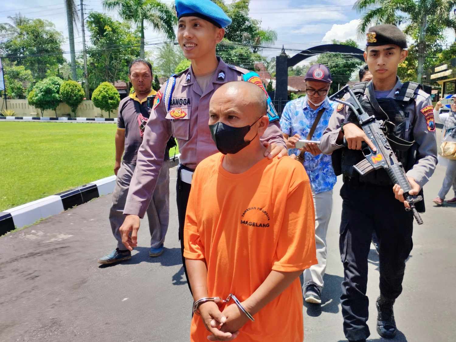 tersangka P yang menjual pupuk bersubsidi
