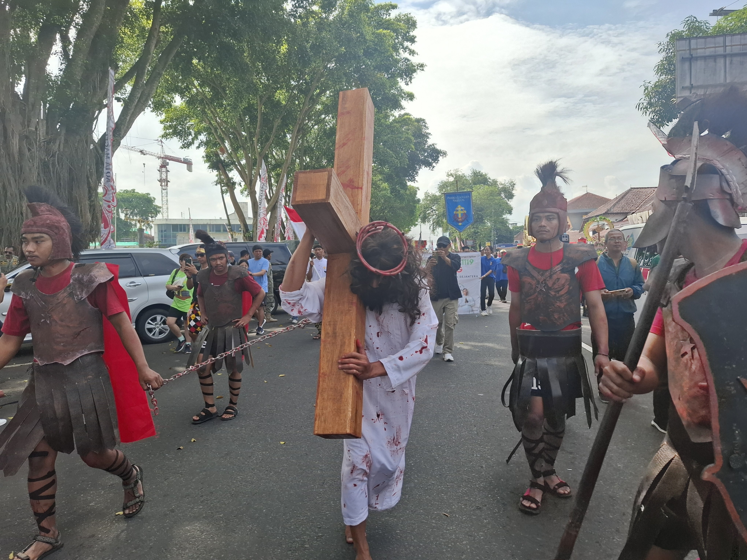 Jumat Agung, Umat Katolik Ikuti Kirab Salib di Kota Magelang