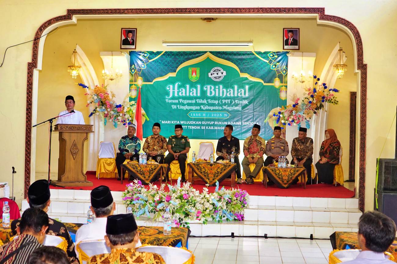 Bupati Magelang Grengseng Pamuji Saat Menyapa Para PTT) Tenaga Kependidikan Kabupaten Magelang pada acara Halal Bihalal