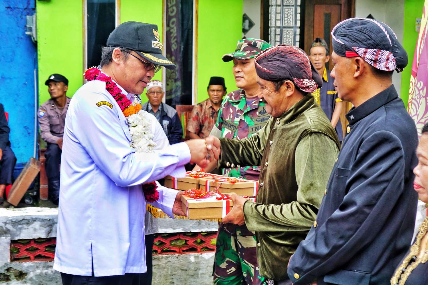 Bupati Magelang Grengseng Pamuji saat menghadiri dan memberikan arahan pada acara pembinaan Kampung Pancasila dan HUT ke 71 Dusun Merapi Sari, Kecamatan Ngablak.