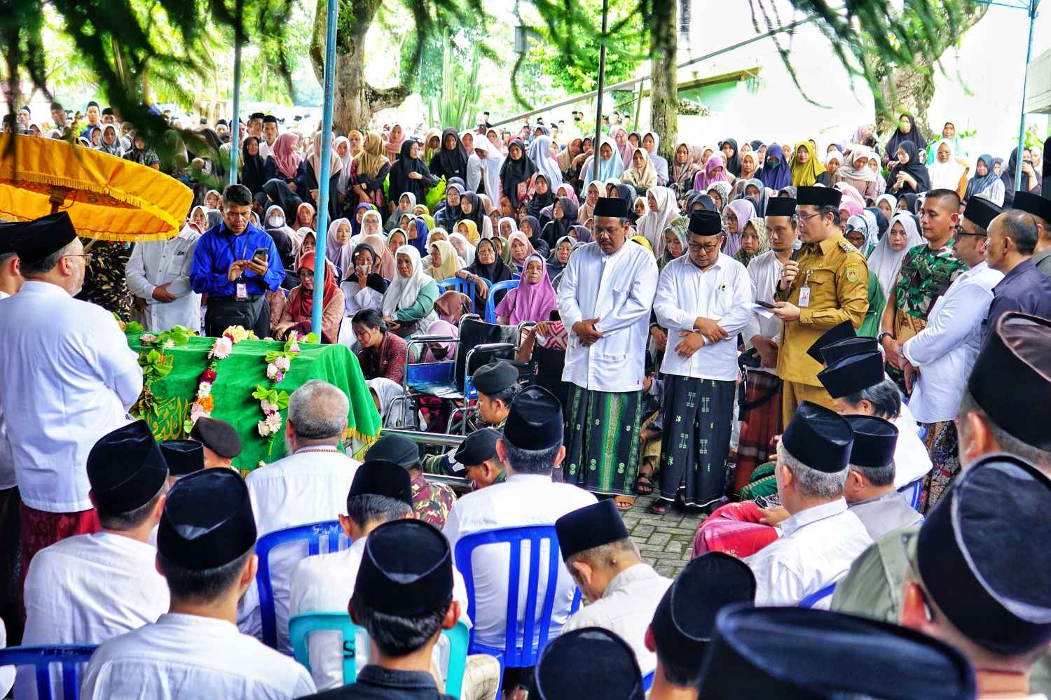 Bupati Magelang Grengseng Pamuji saat menghadiri sekaligus memberikan sambutan pada acara pemakaman KH. Muhammad Sholihun