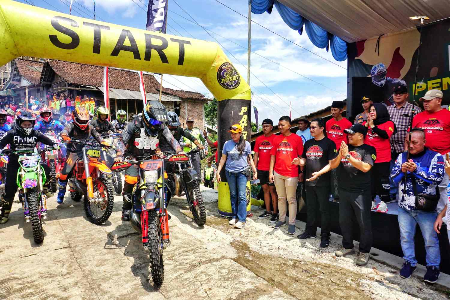 Bupati Magelang Grengseng Pramuji bersama Dosen Tetap Unhan, Letjen TNI Teguh Muji Angkasa saat membuka kegiatan Baksos pembangunan masjid di Dusun Soko, Desa Citrosono, Kacamatan Grabag.