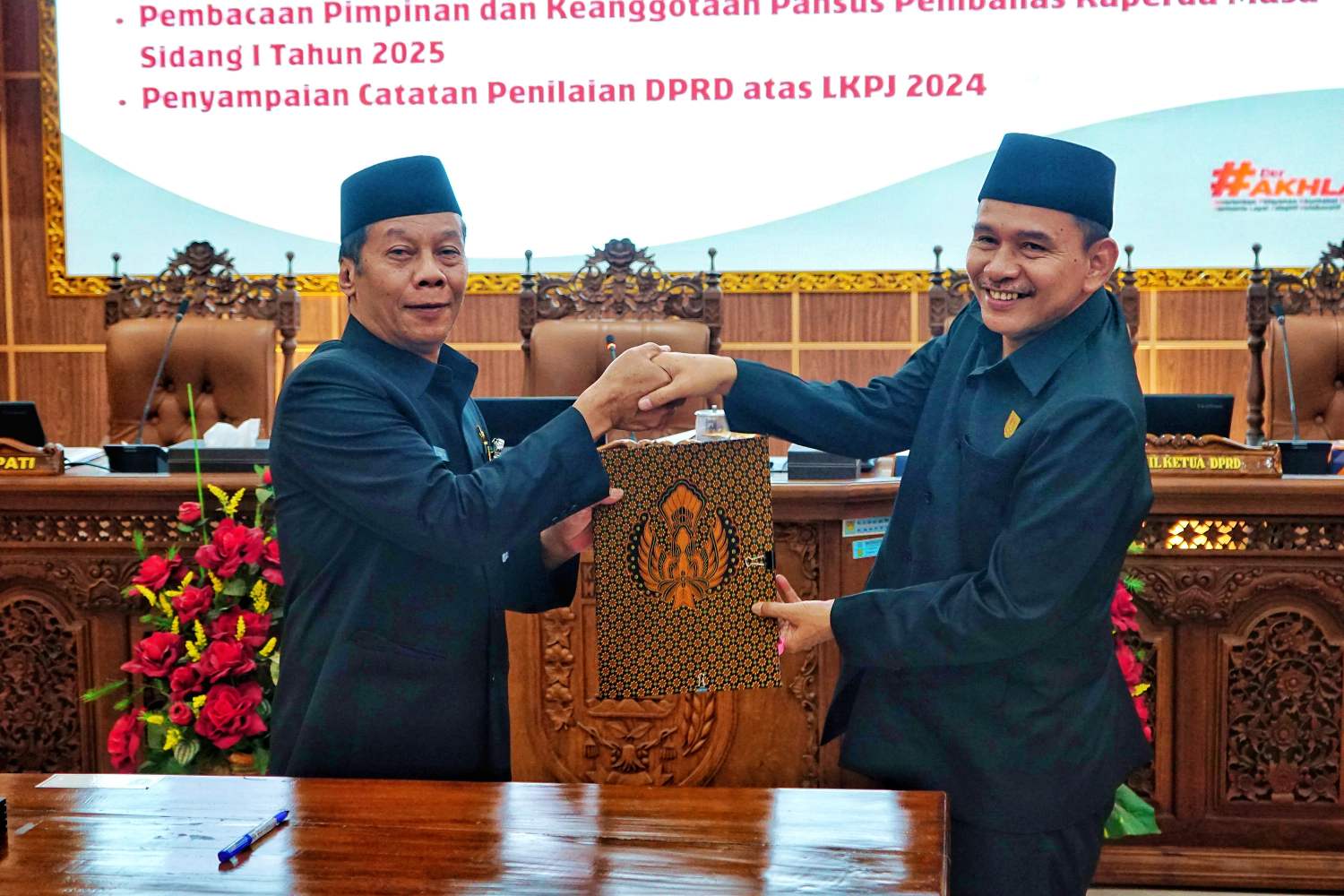 Bupati Magelang di wakili oleh Wakil Bupati Magelang Sahid saat menyerahkan Raperda masa sidang I Tahun 2025 kepada Ketua DPRD Kabupaten Magelang, Sakir