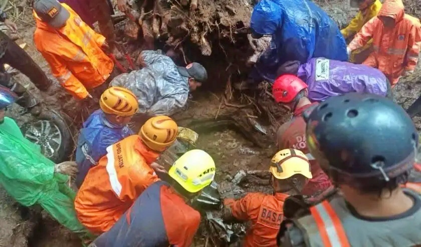 Evakuasi korban tanah longsor di Mojokerto