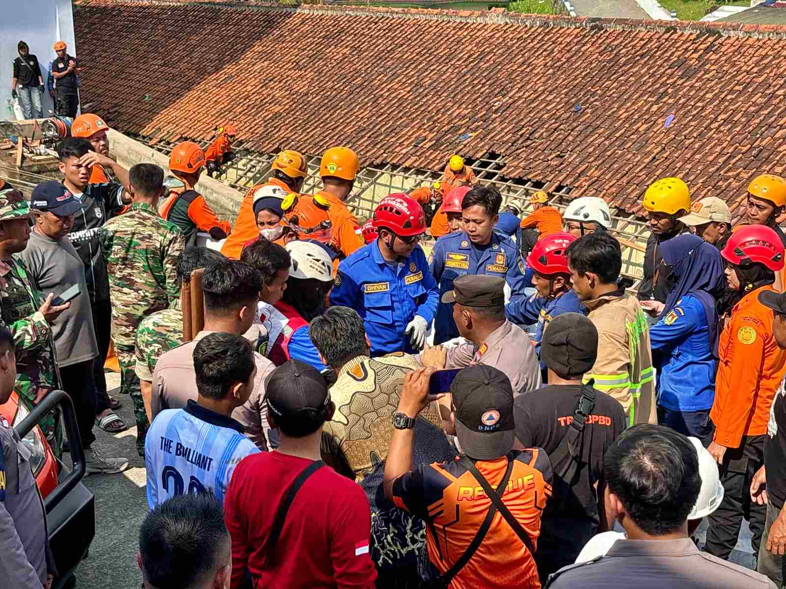 Evakuasi santri Ponpes Gontor Sawangan yang tertimpa longsor