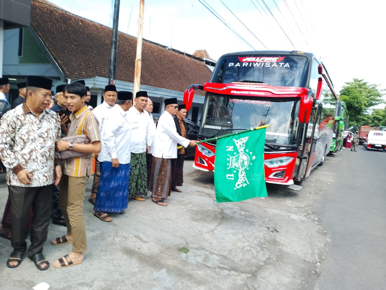 DPC PKB Fasilitasi 732 Santri Kabupaten Magelang Kembali Ke Ponpes Lirboyo Menggunakan 15 Bus