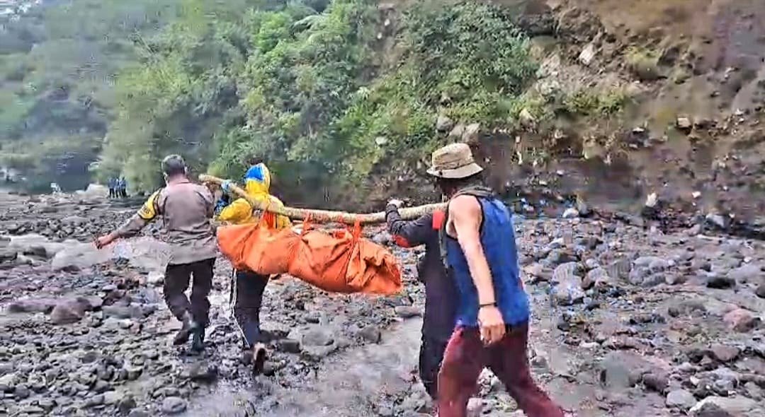 Petugas Kepolisi dan relawan mengevakuasi mayat yang ditemukan di alur sungai senowo merapi Magelang