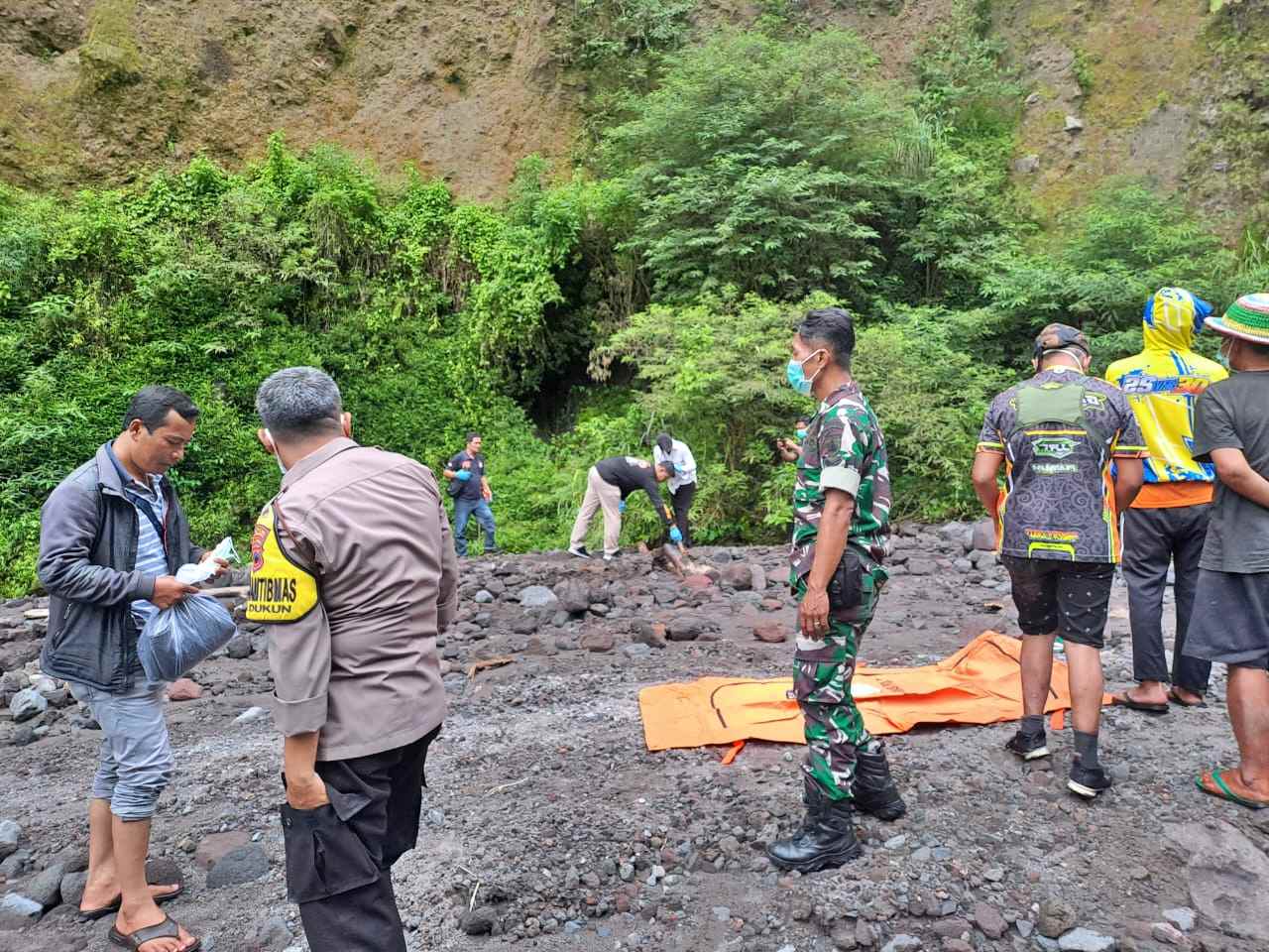 Petugas Kepolisian sedang evakuasi mayat yang ditemukan di Sungai Senowo Magelang
