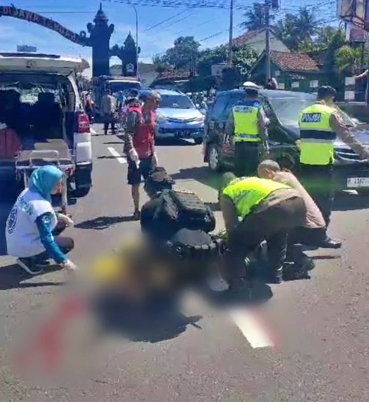 Petugas polisi saat evakuasi korban laka lantas di Salam Magelang