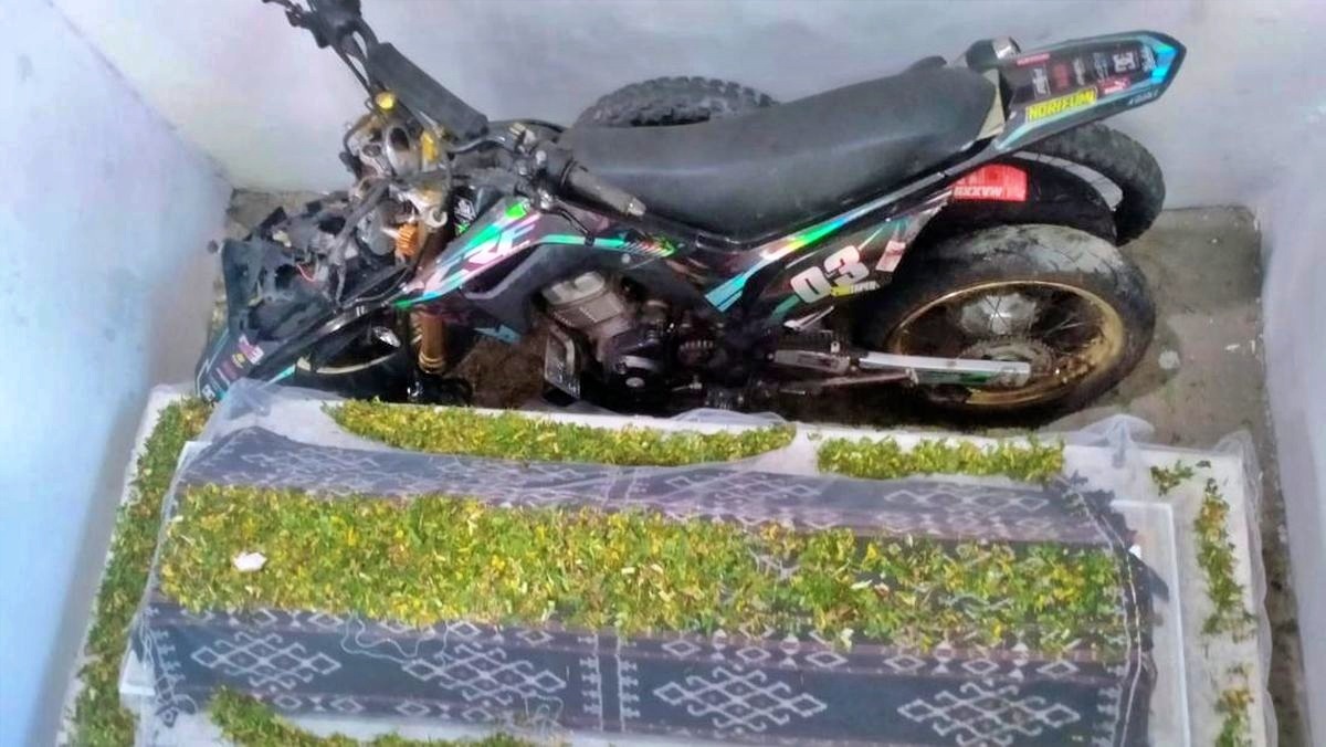 Remaja 16 Tahun di Rote NTT Dimakamkan Bersama Motor