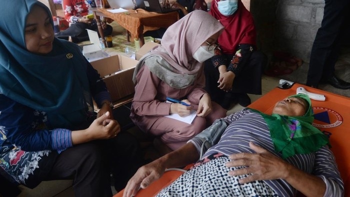 Salah satu korban keracunan massal di Klaten saat diperiksa petugas medis