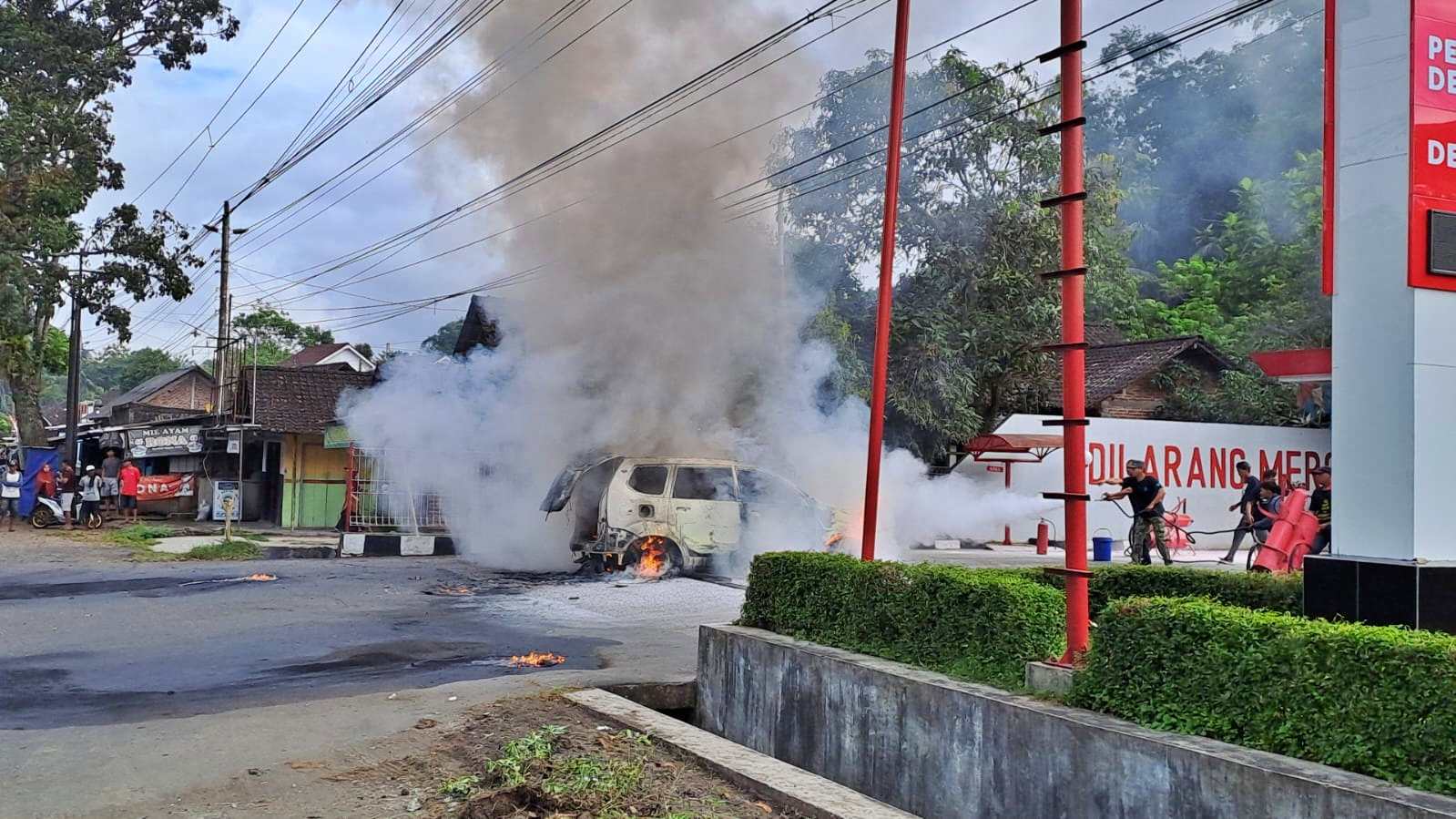 Sebuah mobil ludes terbakar di SPBU Ngabean Secang Magelang