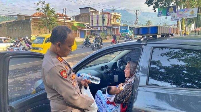 Seorang Ibu dan Bayi 4 bulan ditinggal suami di sebuah Masjid saat mudik