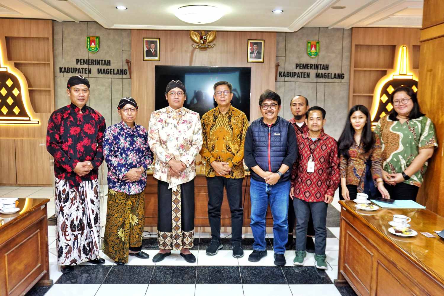 Bupati Magelang Grengseng Pamuji bersama Komisioner Komnas Ham, Prabianto Mukti Wibowo dan pihak terkait saat melakukan pertemuan pramediasi terkait aduan dari paguyuban Sentral Kerajian dan Makanan Borobudur (SKMB
