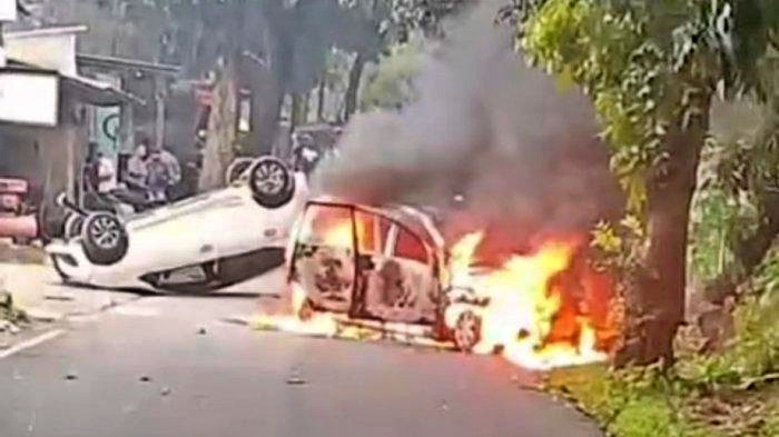 tangkapan layar video 3 Mobil Polisi Dibakar Saat Hendak Ciduk Pelaku Penganiaya do depok