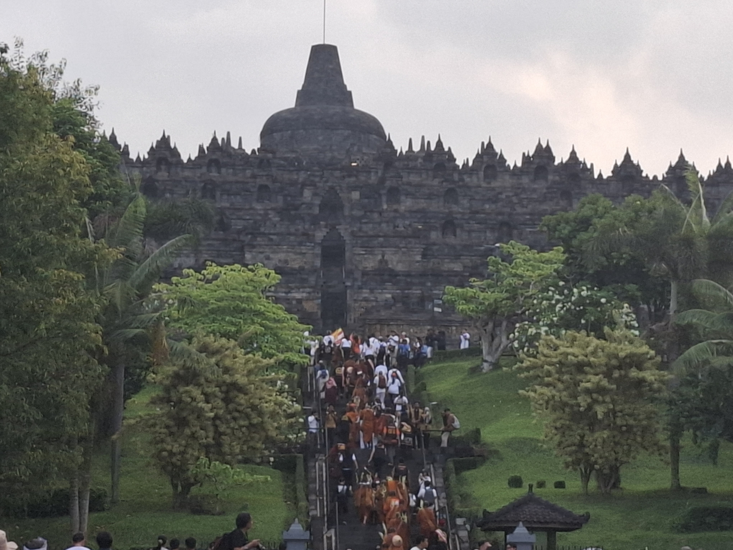 Puluhan biksu yang menjalani Thudong telah tiba di Candi Borobudur, Kabupaten Magelang pada Sabtu (10/5/2025).