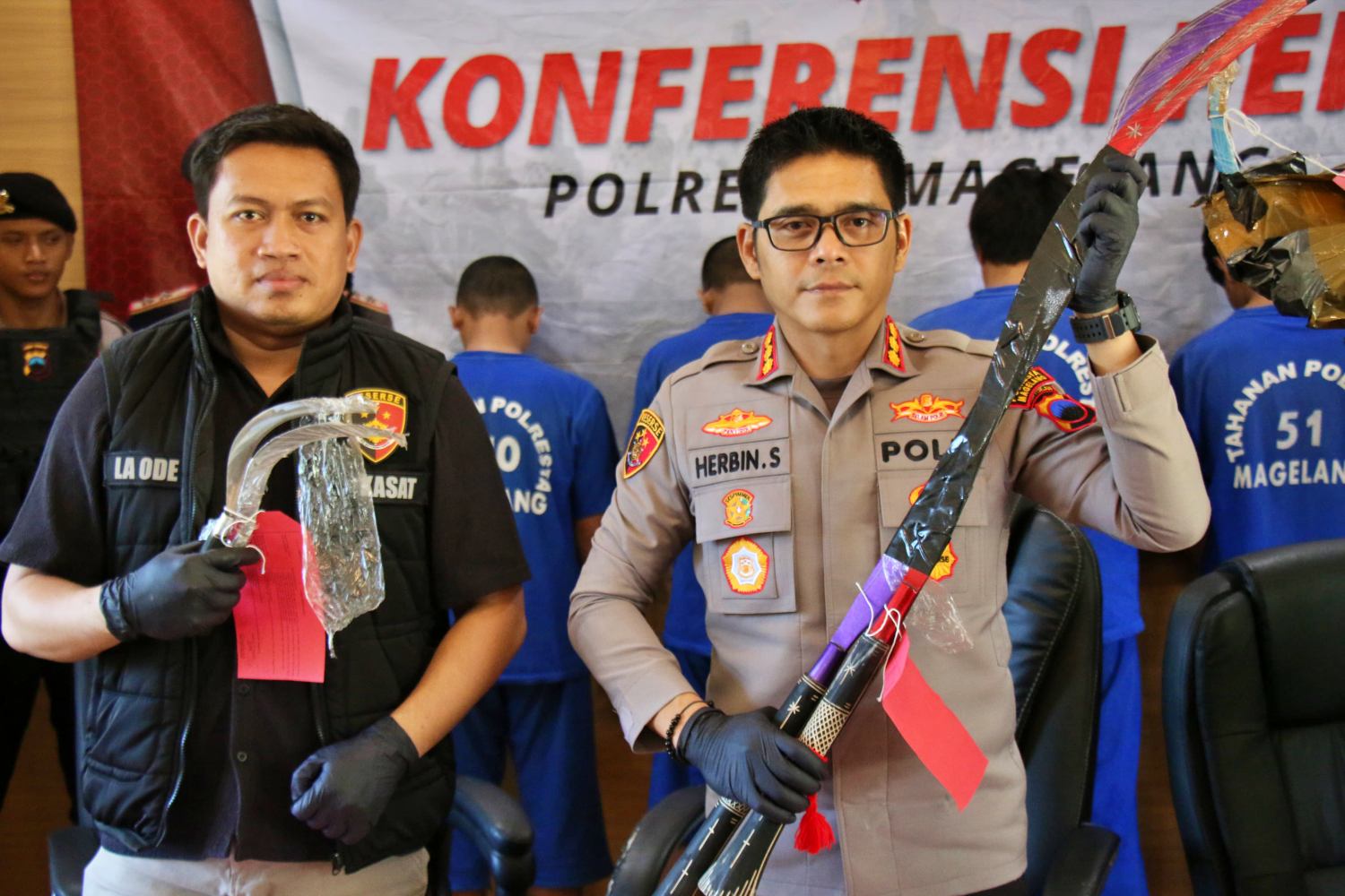 Barang Bukti Sajam untuk tawuran pelajar ditunjukan Kapolresta Magealng dan Kasat Reskrim Polresta Magelang