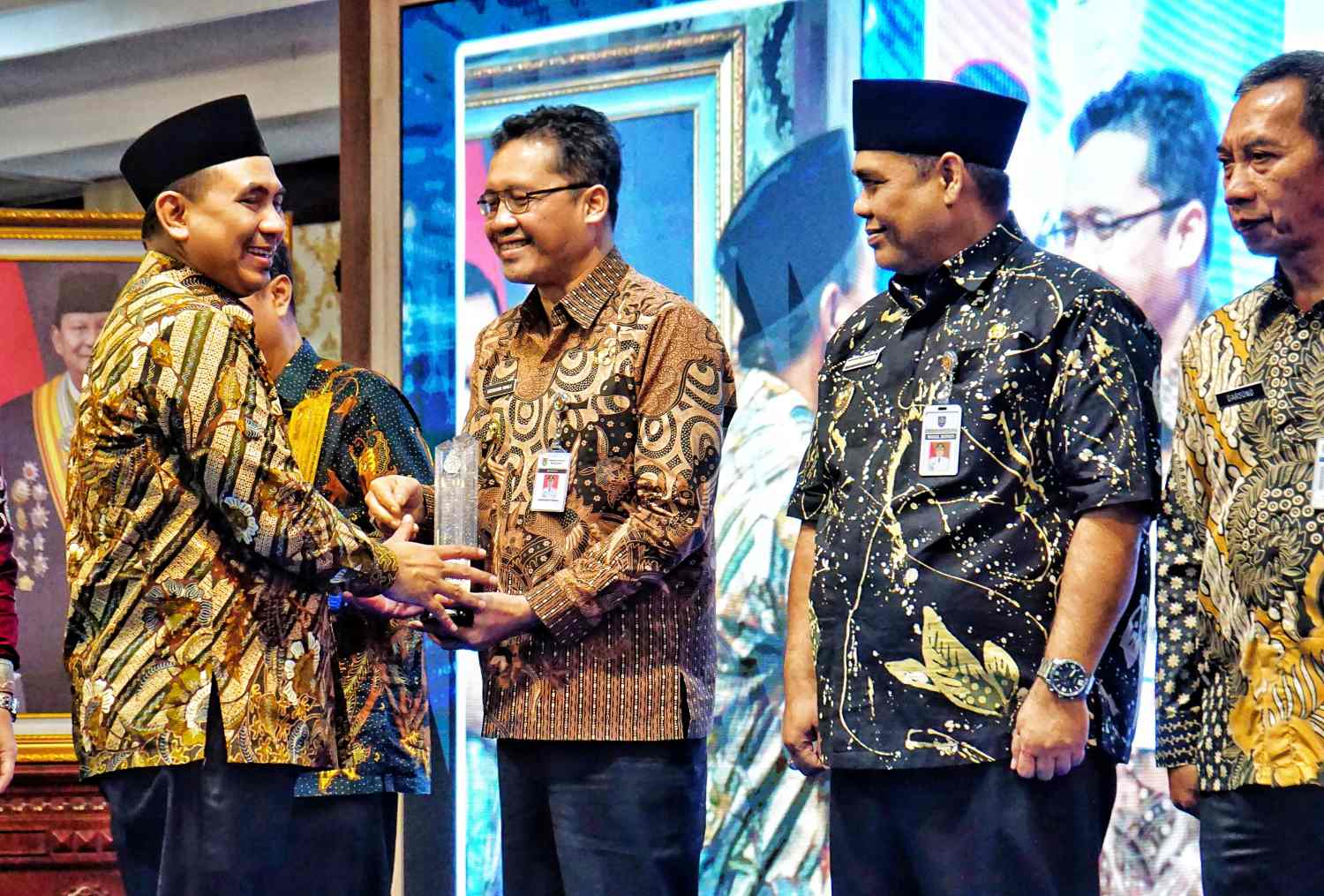 Bupati Magelang Grengseng Pamuji saat menerima penghargaan pengelola JDIH Tingkat Provinsi Jawa dari Wakil Gubernur Jawa Tengah, Taj Yasin Maimoen di Gedung Gradhika Bhakti Praja, Semarang