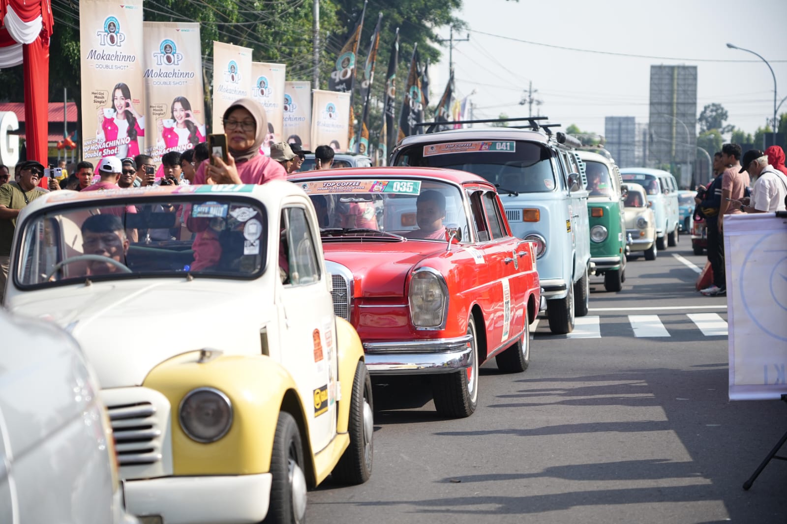 Ratusan Mobil Kuno Meriahkan PPMKI Jateng Tour 2025 di Kota Magelang