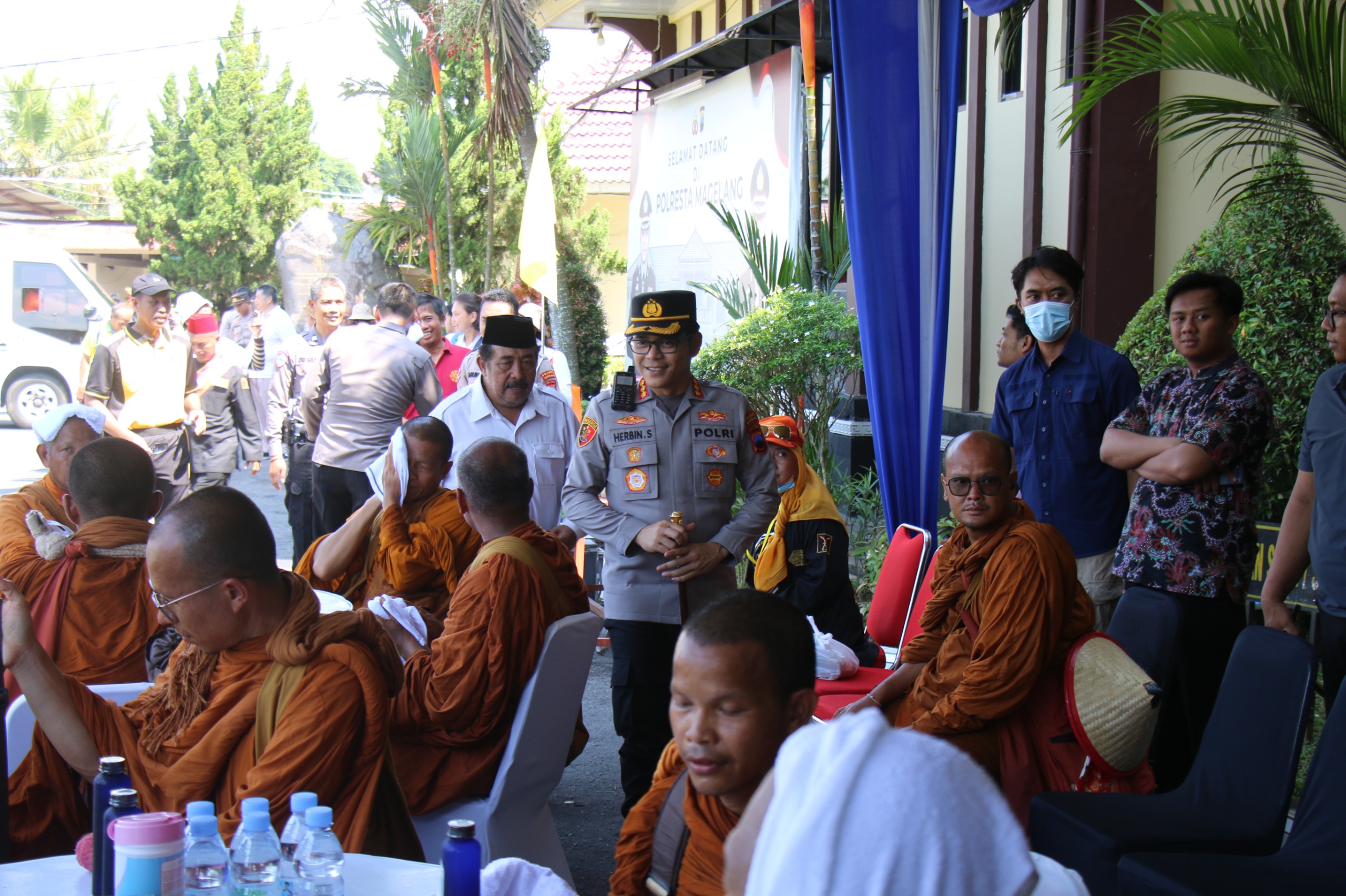 Polresta Magelang Kawal Bhikkhu Thudong Menuju Candi Borobudur