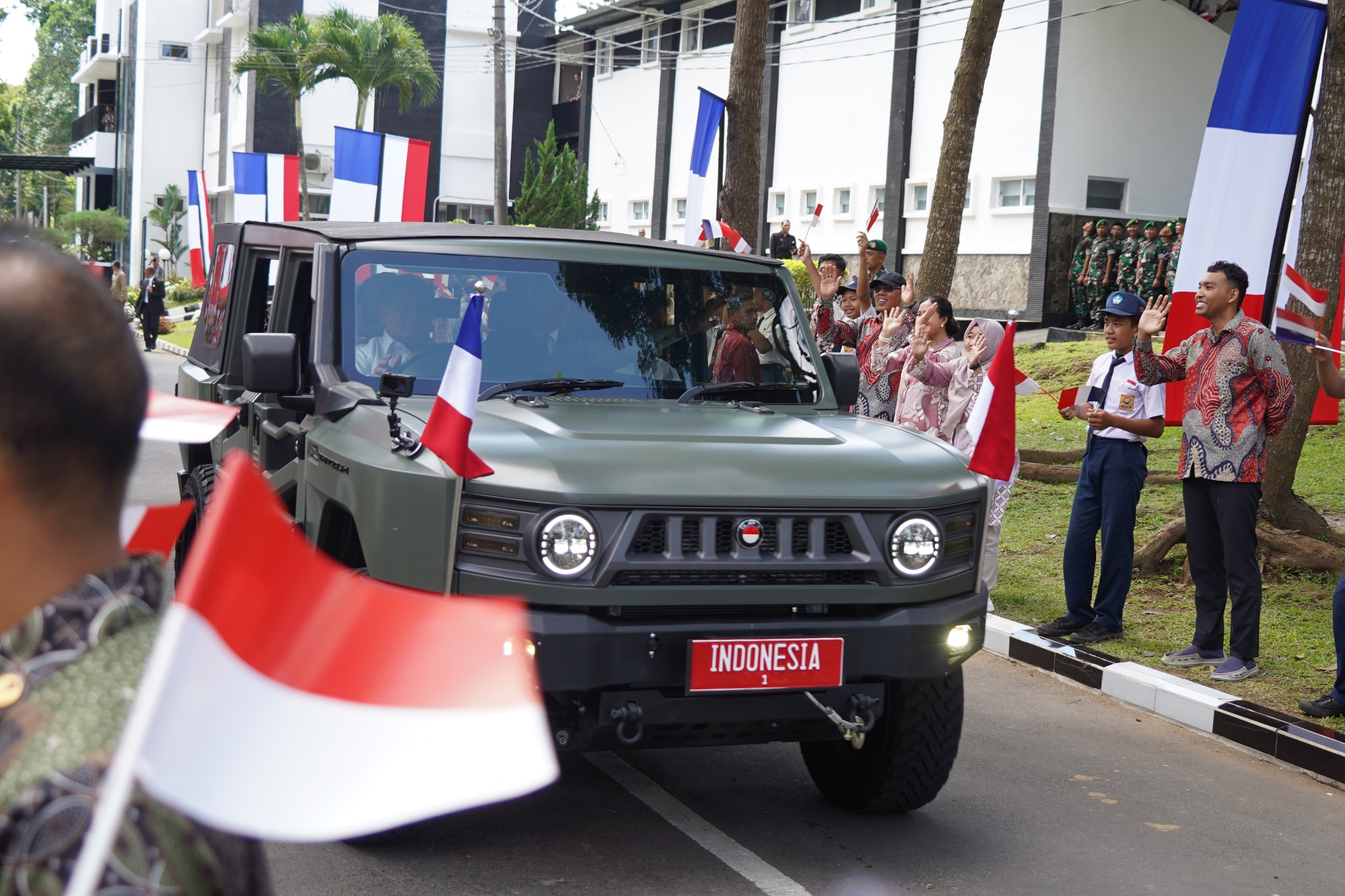 Tiba di Akmil Magelang, Prabowo Menyopiri Macron Naik Maung