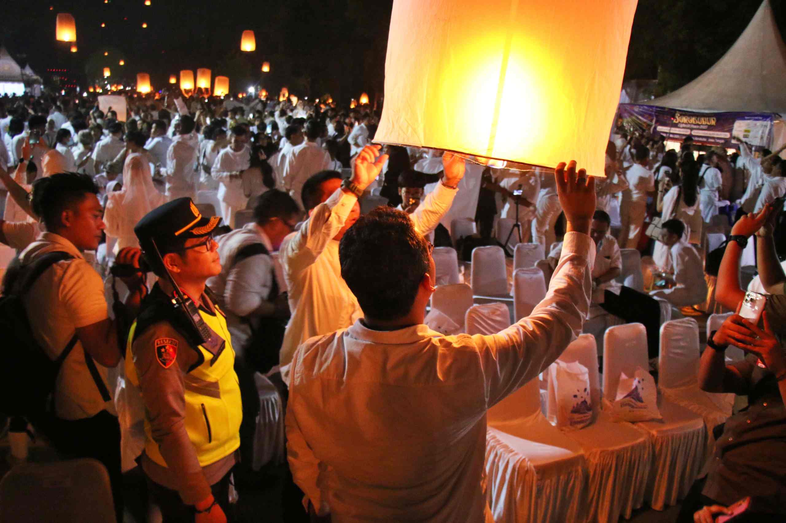 Kaplolresta Magelang dampingi Bupati Magelang naiknya lampion Waisak 2025