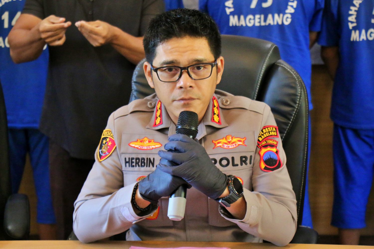 buatkan gambar bentuk landscape ilustrasi 11 pendaki ilegal di gunung arjuna