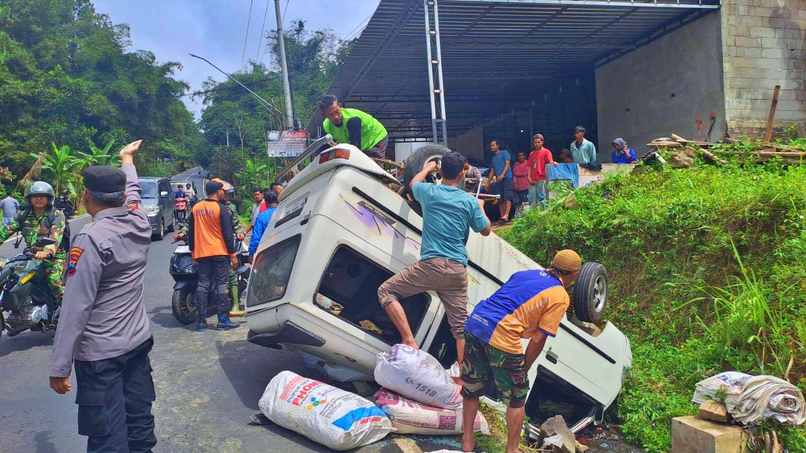 Kecelakaan tunggal sebuah mobil di Kaliangkrik karena ban lepas