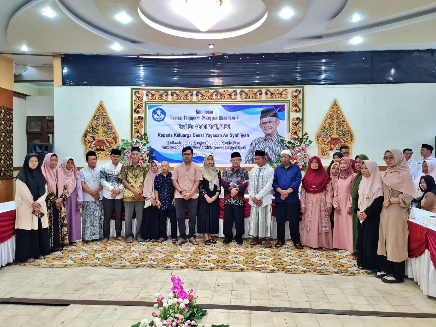 Menteri Pendidikan Dasar dan Menengah Republik Indonesia, Abdul Mu’ti, memberikan bantuan secara langsung kepada keluarga korban kecelakaan Kalijambe di SD IT Magelang