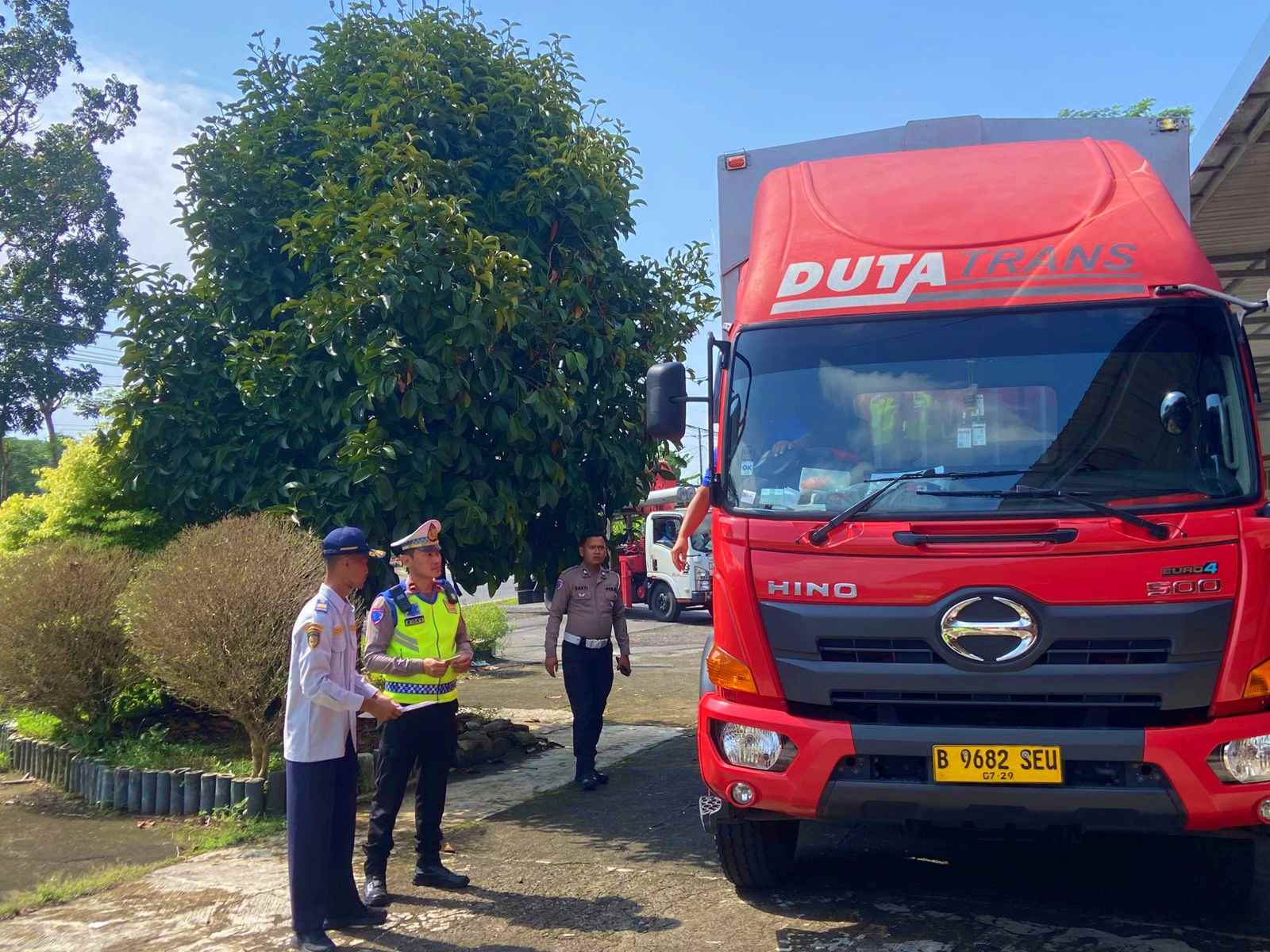 Operasi Gabungan Dishub Jateng, Satlantas Polresta Magelang lainnya kepada kendaraan berat an over load di Jalan Magelang-Purworejo tepatnya di Salaman Kabupaten Magelang