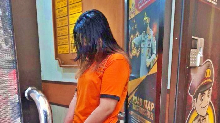 Perempuan yang diduga membunuh pria yang mayatnya dibawa ke RSUD Majalengka di bagasi mobil