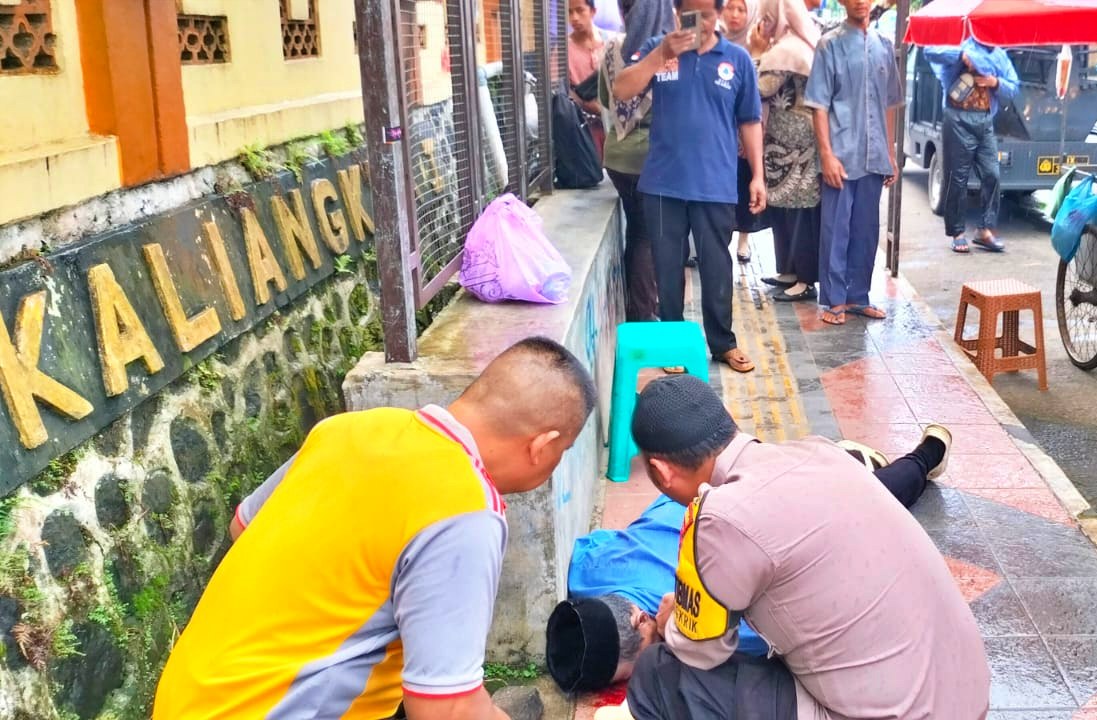 Petugas Kepolisian dan medis saat evakuasi seorang pria lansia yang meninggal dunia di Kaliangkrik