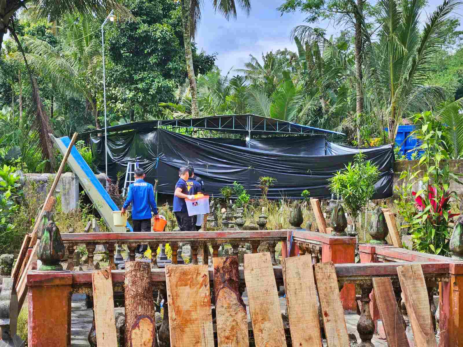 Petugas Polres Kebumen saat membongkar makam jenazah di Bringin Srumbung Magelang untuk diotopsi