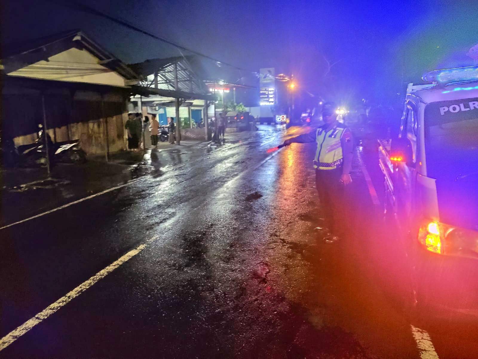 Petugas Satlantas Polresta Magelang saat lakukan olah TKP kecelakaan 3 kendaraan di Tegalrejo