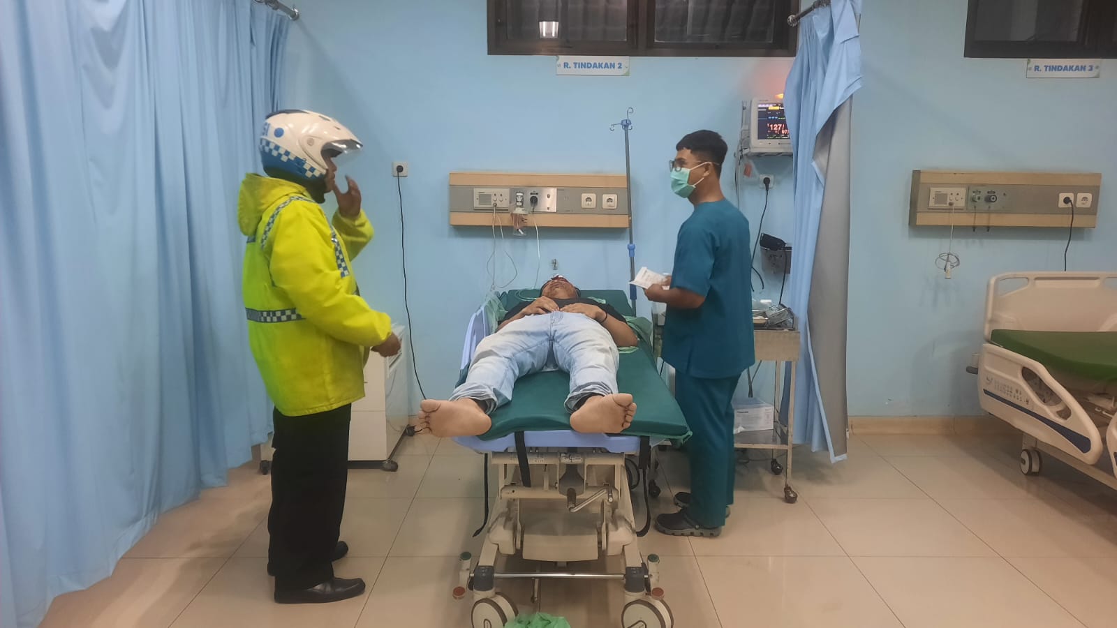 Petugas Satlantas Polresta Magelang saat mengecek kondisi korban kecelakaan sepeda motor dengan truk di Secang Magelang