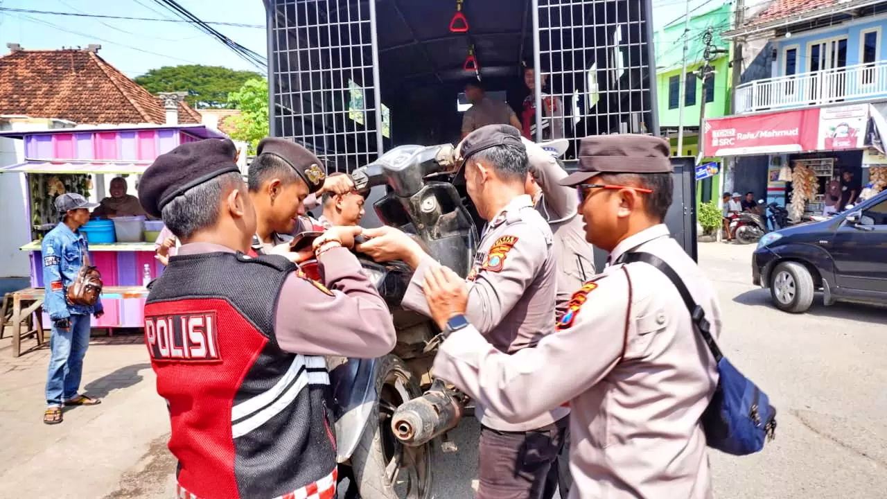 Polisi Razia sepeda motor dengan plat nomor tidak sesuai